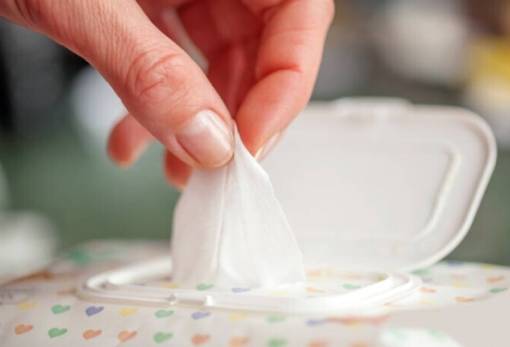 5 πράγματα που μπορείς να καθαρίσεις με μωρομάντηλα στην κουζίνα