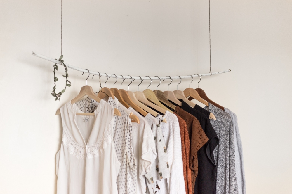 Clothing racks: Η νέα μόδα στη διακόσμηση, που κάνει θραύση