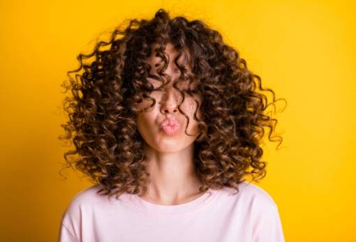 Σγουρά μαλλιά: Το κόλπο για να πετύχεις τον πιο ωραίο messy κότσο