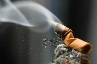 Οι Έλληνες κόβουν το  τσιγάρο