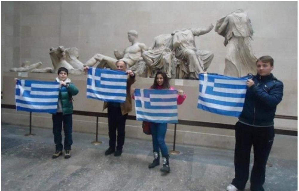 Σήκωσαν ελληνικές σημαίες μπροστά από τα Γλυπτά του Παρθενώνα